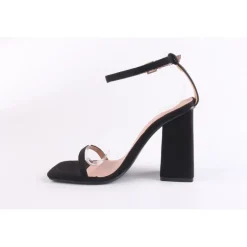 Chic Heel Strp Sndl in Black