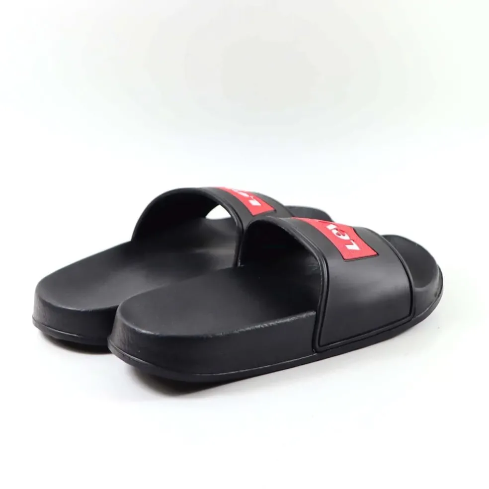 Levis Batwing Slider in Black