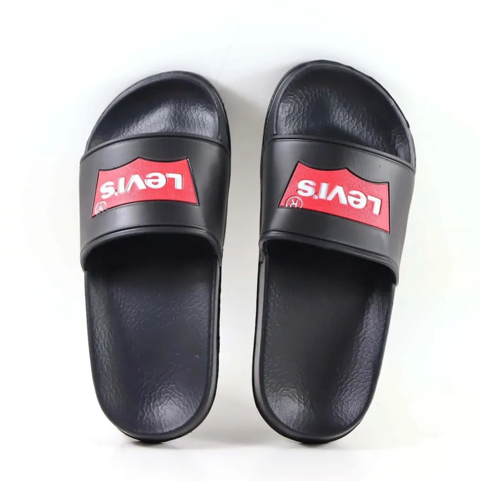 Levis Batwing Slider in Black