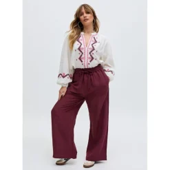 Raffya V Neck Embroidered Blouse In White in Neutral