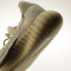 Yeezy Boost 350 V2 CMPCT Trainers in White